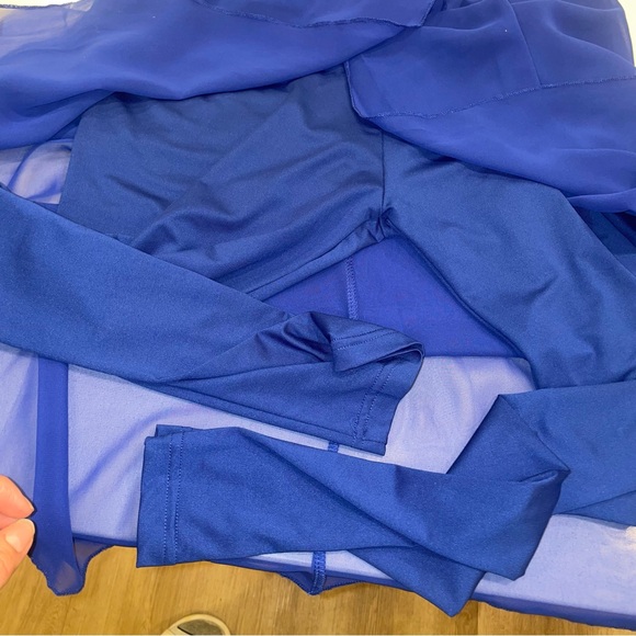 Elegant Blue Dress with Floral Accents - Picture 9 of 10